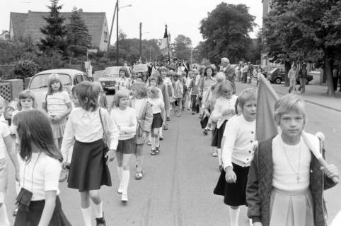 ARH NL Mellin 01-176/0013, Kinder bei einem Festzug, Sievershausen, um 1978