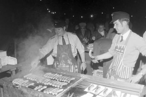ARH NL Mellin 01-177/0009, Grillen von Bratwürsten bei einer Festveranstaltung?, ohne Datum