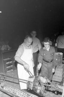 ARH NL Mellin 01-177/0010, Grillen bei einer Festveranstaltung?, ohne Datum
