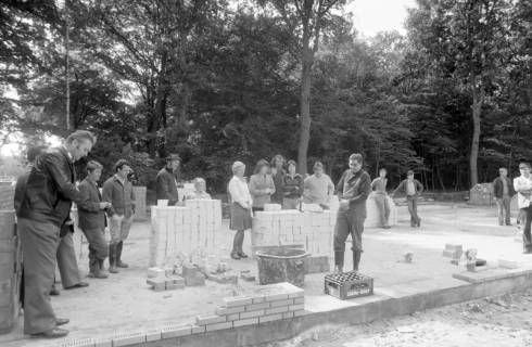 ARH NL Mellin 01-177/0018, Eröffnungsfeier? einer Baustelle, ohne Datum