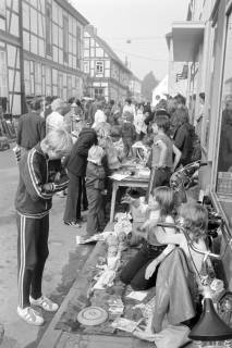 ARH NL Mellin 01-178/0016, Kinder bei einem Flohmarkt, Burgdorf, ohne Datum