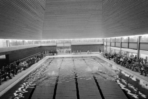 ARH NL Mellin 01-179/0009, Synchronschwimmen im Hallenfreibad, Burgdorf, nach 1970