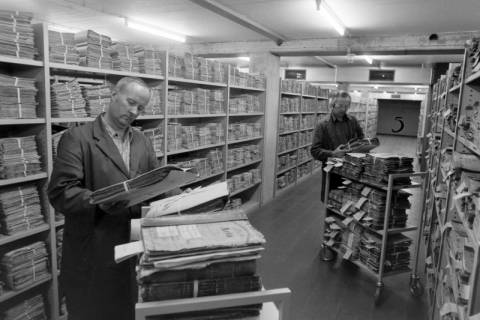 ARH NL Mellin 01-179/0012, Männer im Magazin eines Archivs, ohne Datum