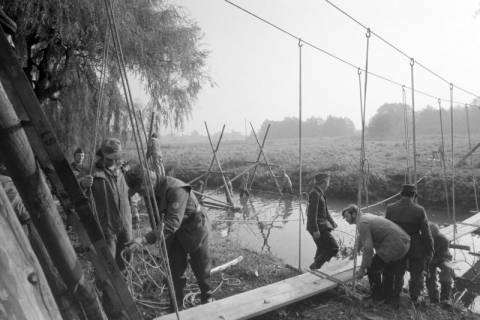 ARH NL Mellin 01-179/0017, Männer des Zivilen Bevölkerungsschutzes des Luftschutzhilfsdienstes (LSHD) errichten eine Hängebrücke, ohne Datum