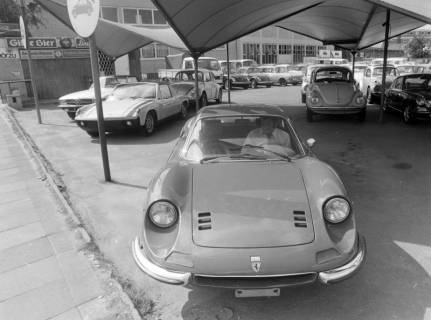 ARH NL Mellin 01-180/0004, Frontansicht eines PKW (Ferrari Dino 246 GT/GTS) bei dem Autohaus Nordstadt, Hannover, nach 1975