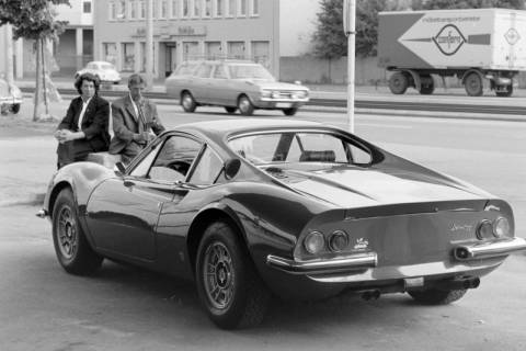 ARH NL Mellin 01-180/0008, Heckansicht eines PKW (Ferrari Dino 246 GT/GTS) bei dem Autohaus Nordstadt, Hannover, nach 1975