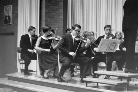 ARH NL Mellin 01-181/0023, Geigenkonzert in der Aula des Otto-Hahn-Gymnasiums, Springe, ohne Datum