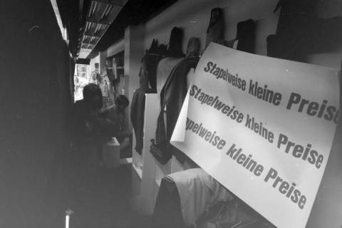 ARH NL Mellin 01-184/0004, Verkauf von Gegenständen, rechts ein Zettel mit der Aufschrift "Stapelweise kleine Preise", ohne Datum