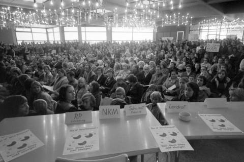 ARH NL Mellin 01-184/0013, Versammlung von Schüler*innen und Eltern in einer Schule, ohne Datum