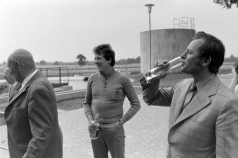 ARH NL Mellin 01-184/0017, Mann trinkt aus einem Bierglas, ohne Datum