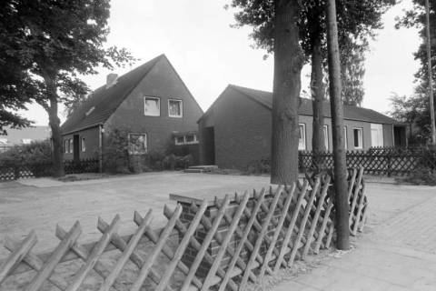 ARH NL Mellin 01-185/0001, Blick auf Vorplatz und Wohnhaus(?), ohne Datum