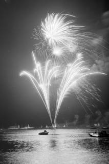 ARH NL Mellin 01-185/0016, Feuerwerk über einem See mit Booten, ohne Datum