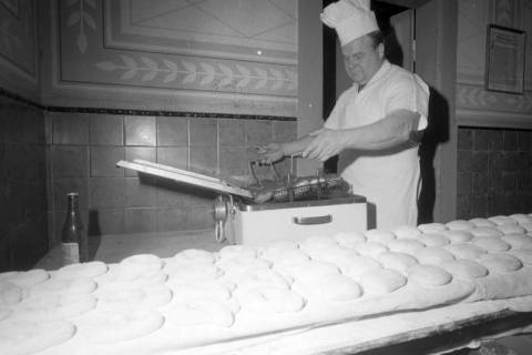 ARH NL Mellin 01-186/0002, Bäcker bei der Arbeit in der Backstube, ohne Datum