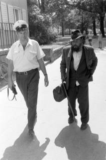 ARH NL Mellin 01-186/0019, Polizist mit Obdachlosem(?), ohne Datum