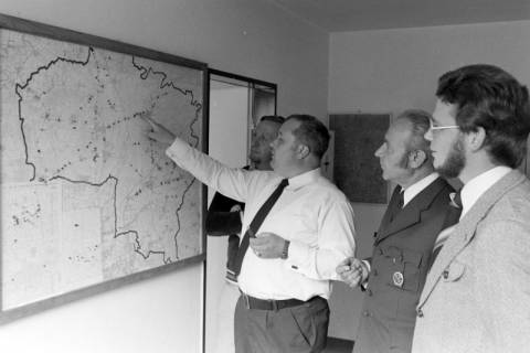 ARH NL Mellin 01-189/0001, Vier Männer betrachten eine Karte mit Markierungen, ohne Datum