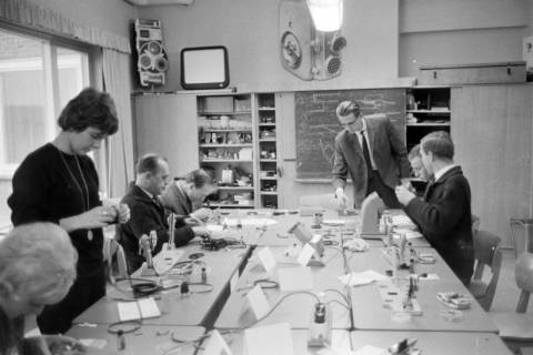 ARH NL Mellin 01-189/0005, Menschen in einer Art Filmlabor?, ohne Datum