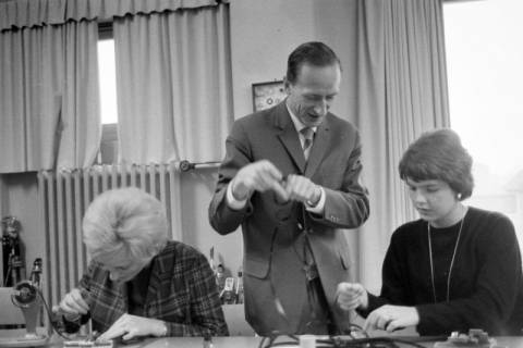 ARH NL Mellin 01-189/0006, Menschen in einer Art Filmlabor?, ohne Datum