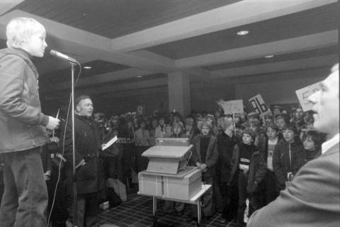 ARH NL Mellin 01-190/0013, Umzug von Schülern des Gymnasiums und der Realschule Großburgwedel in das neu gegründete Gymnasium Isernhagen, 1977