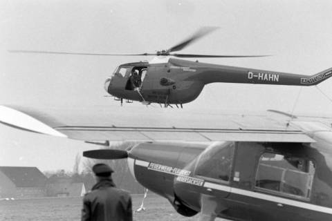 ARH NL Mellin 01-192/0004, Helikopter (Bristol 171 Sycamore) und Flugzeug (Dornier Do 27) des Feuerwehr-Flugdienst Niedersachsen auf dem Flugplatz, Lüneburg, zwischen 1962/1982