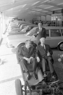 ARH NL Mellin 01-192/0013, Drei Männer in dem VW-Autohaus Rudolf Petzold(?), ohne Datum