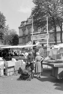 ARH NL Mellin 01-193/0001, Markt vor dem Mairie de Vanves (Rathaus) und Werbeschild für eine Gala mit deutschen Volksliedern, aufgeführt vom Schulchor aus Burgdorf, Vanves, ohne Datum