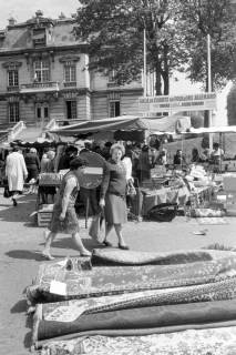 ARH NL Mellin 01-193/0002, Markt vor dem Mairie de Vanves (Rathaus) und Werbeschild für eine Gala mit deutschen Volksliedern, aufgeführt vom Schulchor aus Burgdorf, Vanves, ohne Datum