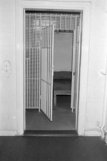 ARH NL Mellin 01-193/0009, Blick auf eine Zelle auf einer Polizeiwache, ohne Datum