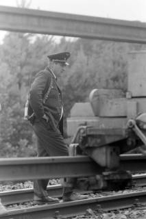 ARH NL Mellin 01-194/0003, Mitarbeiter der Bahn überprüft den Gleisbau, ohne Datum