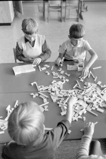 ARH NL Mellin 01-194/0015, Kinder spielen mit Bauklötzen, ohne Datum