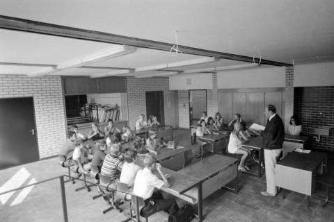 ARH NL Mellin 01-196/0009, Schüler*innen während des Unterrichts in ihrem Schulneubau, ohne Datum