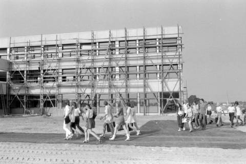 ARH NL Mellin 01-196/0010, Schüler*innen auf dem Weg in ihren Schulneubau, ohne Datum