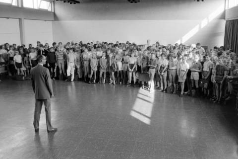 ARH NL Mellin 01-196/0017, Gründungsschulleiter Johann-Georg Krogel mit Schüler*innen in der Sporthalle des Gymnasiums, Burgdorf, um 1970