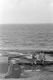 ARH NL Mellin 01-197/0019, Zwei Personen am Strand, Neuharlingersiel?, ohne Datum