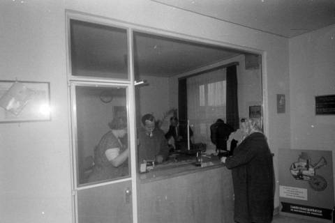 ARH NL Mellin 02-001/0005, Schalter in einer Sparkasse (Burgdorf?), ohne Datum