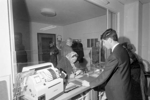 ARH NL Mellin 02-001/0007, Schalter in einer Sparkasse (Burgdorf?), ohne Datum