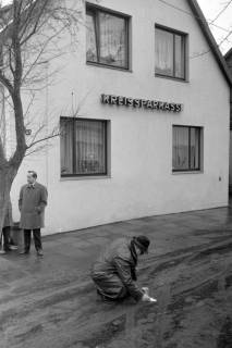 ARH NL Mellin 02-002/0001, Spurensicherung? vor der Kreissparkasse (Burgdorf?), ohne Datum