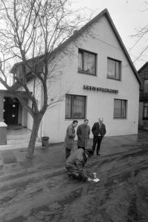 ARH NL Mellin 02-002/0002, Spurensicherung? vor der Kreissparkasse (Burgdorf?), ohne Datum