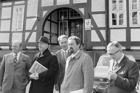 ARH NL Mellin 02-006/0004, Oberkreisdirektor (Zweiter von links) mit weiteren Männern vor dem Sitz der Kreisverwaltung im Burgdorfer Schloss, Burgdorf, ohne Datum