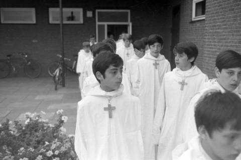 ARH NL Mellin 02-007/0004, Knabenchor vor ihrem Auftritt in einer Kirche, ohne Datum