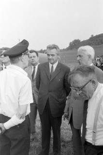 ARH NL Mellin 02-007/0010, Politiker? bei der Zugentgleisung bei Wispenstein, Alfeld, wohl 1970