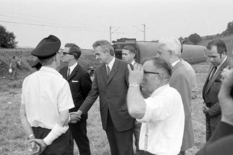 ARH NL Mellin 02-007/0012, Politiker? bei der Zugentgleisung bei Wispenstein, Alfeld, wohl 1970
