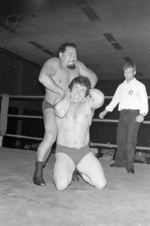 ARH NL Mellin 02-008/0001, Wrestler bei einem Catch Wrestling Turnier auf dem Schützenplatz, Hannover, um 1975