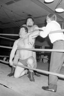 ARH NL Mellin 02-008/0002, Wrestler bei einem Catch Wrestling Turnier auf dem Schützenplatz, Hannover, um 1975