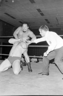 ARH NL Mellin 02-008/0003, Wrestler bei einem Catch Wrestling Turnier auf dem Schützenplatz, Hannover, um 1975
