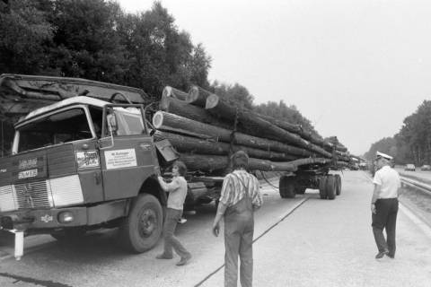 ARH NL Mellin 02-009/0007, Unfall eines Holztransporters mit einem anderen Transporter auf der Autobahn, ohne Datum