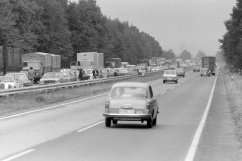 ARH NL Mellin 02-009/0017, Stau auf der Autobahn nach einem Unfall zwischen einem Holztransporter und einem anderen Transporter, ohne Datum