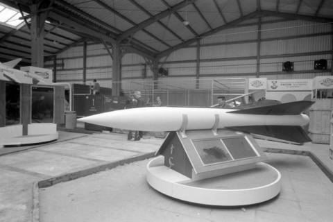 ARH NL Mellin 02-010/0014, Flugabwehrraketensystem? HAWK von Raytheon auf einer Luft-/Raumfahrt-Messe, ohne Datum