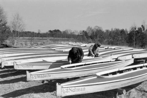 ARH NL Mellin 02-011/0014, Lackieren von Paddelbooten am Würmsee, Burgwedel, ohne Datum