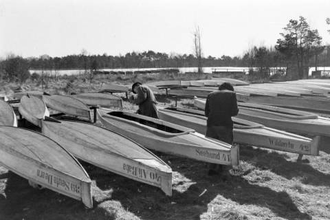 ARH NL Mellin 02-011/0015, Lackieren von Paddelbooten am Würmsee, Burgwedel, ohne Datum