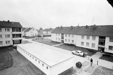 ARH NL Mellin 02-012/0008, Blick aus einem Haus in eine Wohnsiedlung, ohne Datum